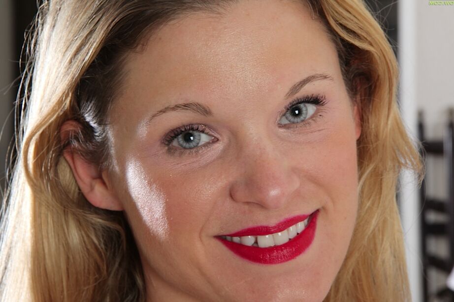 16P Avery Johannson, mature et sexy à gros seins, sourit et se masturbe