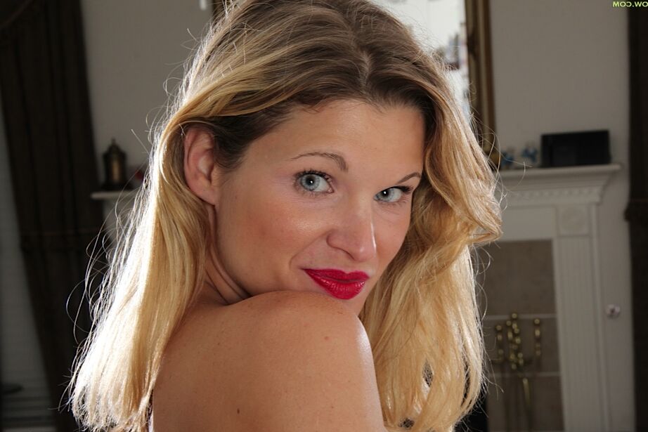 16P Avery Johannson, mature et sexy à gros seins, sourit et se masturbe
