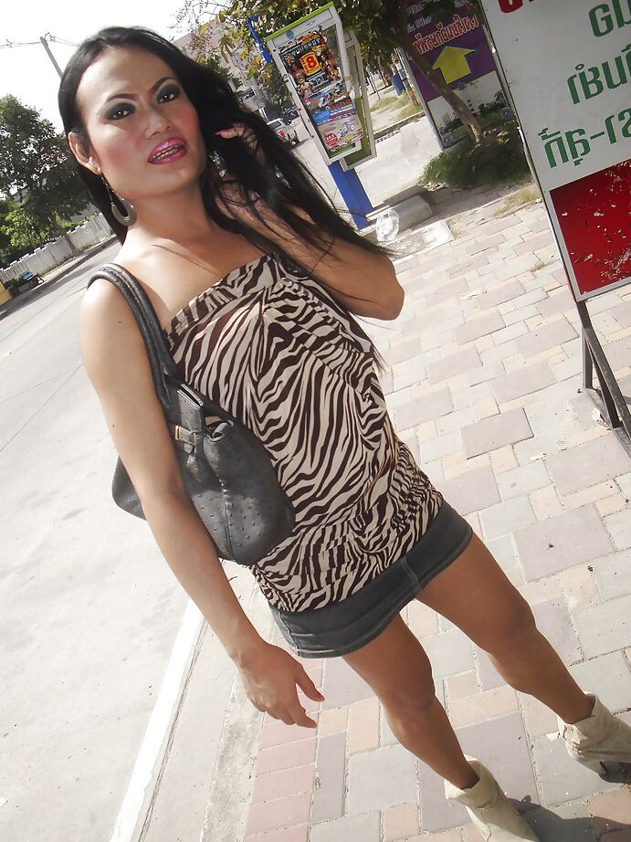 16P La transsexuelle asiatique en chaleur Aom pose en public avant de montrer sa bite poilue