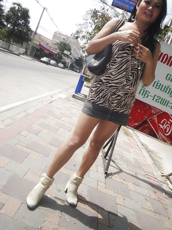 16P La transsexuelle asiatique en chaleur Aom pose en public avant de montrer sa bite poilue