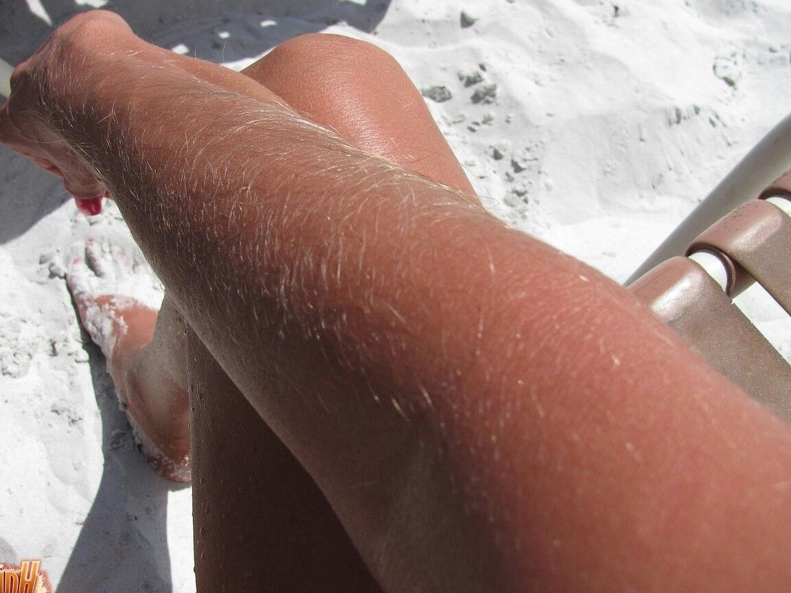 21P Skinny MILF Lori Anderson showing her hairy arms while relaxing on the beach