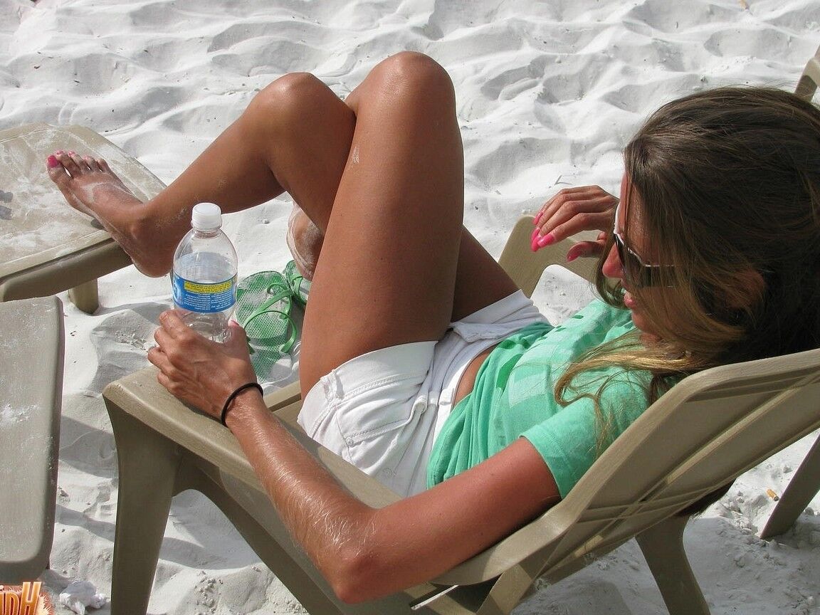 21P Skinny MILF Lori Anderson showing her hairy arms while relaxing on the beach