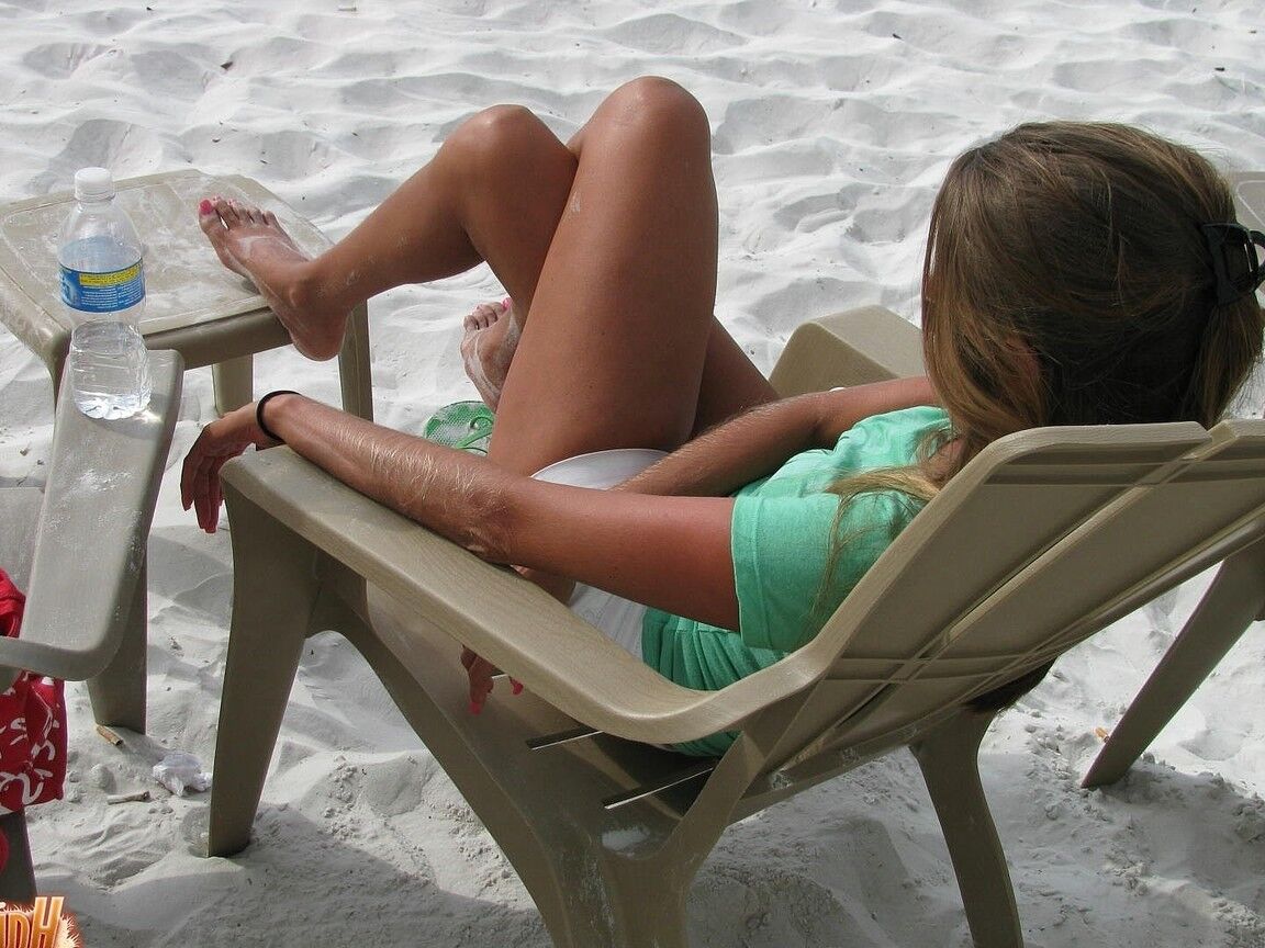 21P Skinny MILF Lori Anderson showing her hairy arms while relaxing on the beach