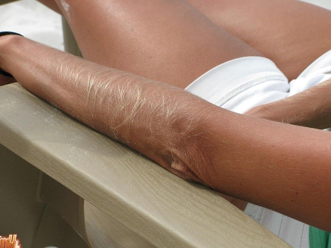 21P Skinny MILF Lori Anderson showing her hairy arms while relaxing on the beach