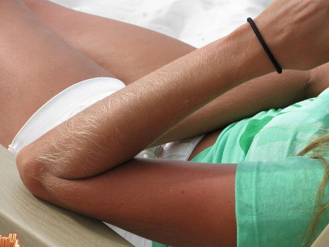 21P Skinny MILF Lori Anderson showing her hairy arms while relaxing on the beach