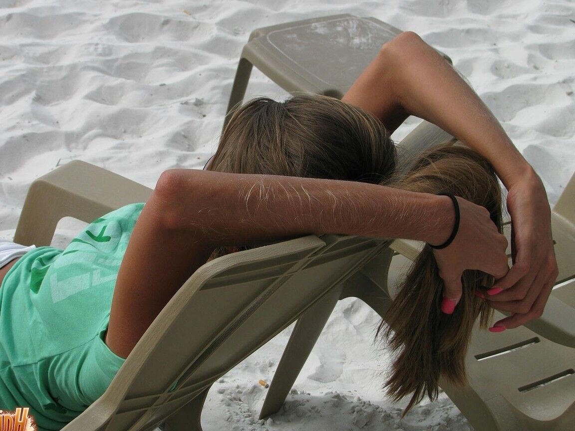 21P Skinny MILF Lori Anderson showing her hairy arms while relaxing on the beach