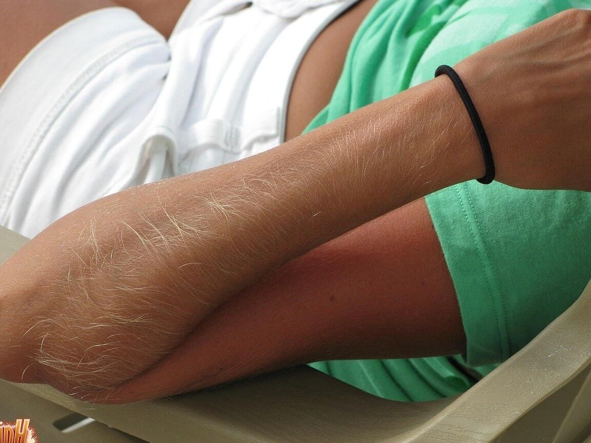 21P Skinny MILF Lori Anderson showing her hairy arms while relaxing on the beach