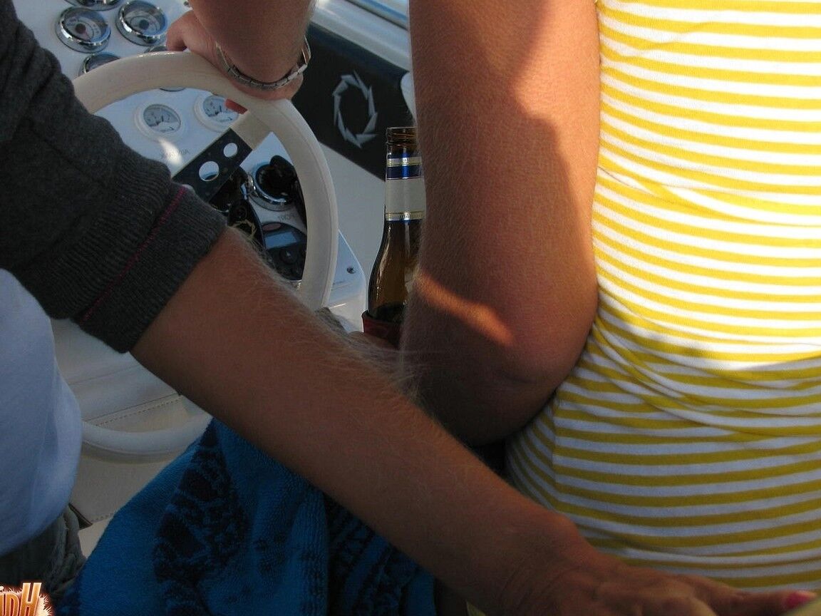 21P Skinny MILF Lori Anderson showing her hairy arms while relaxing on the beach