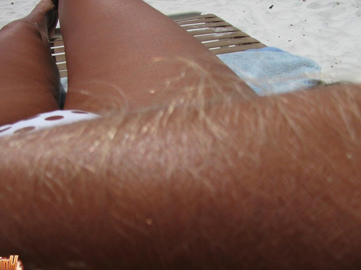 21P Skinny MILF Lori Anderson showing her hairy arms while relaxing on the beach