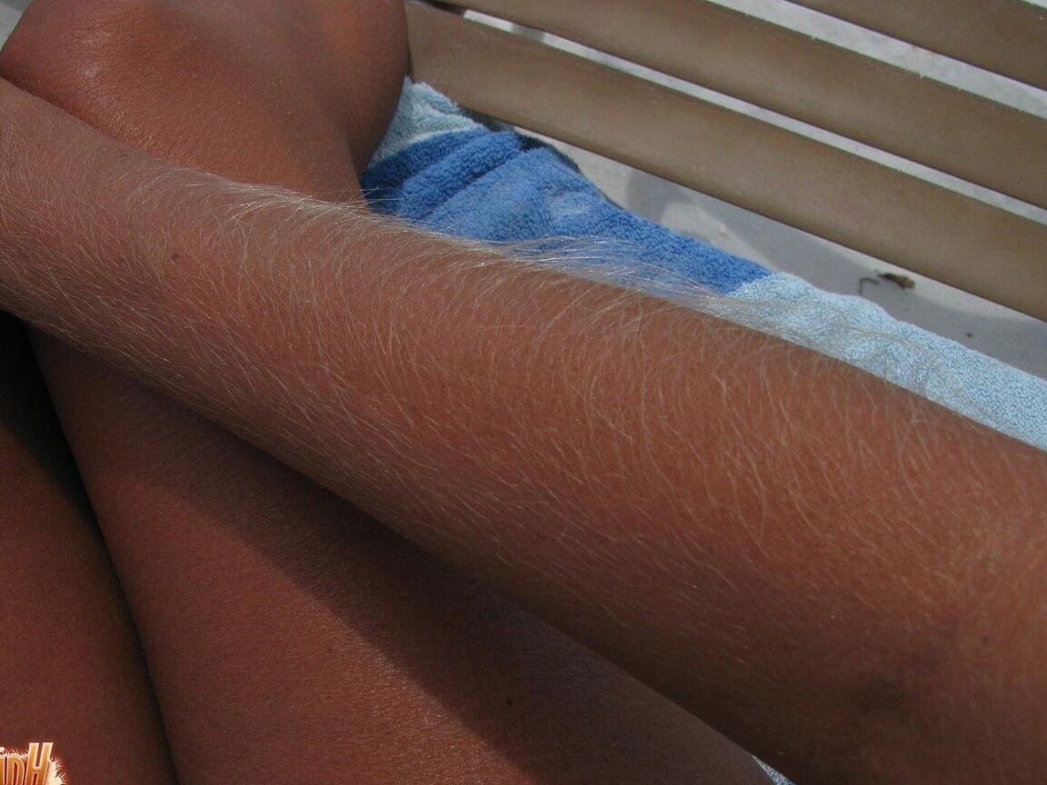 21P Skinny MILF Lori Anderson showing her hairy arms while relaxing on the beach