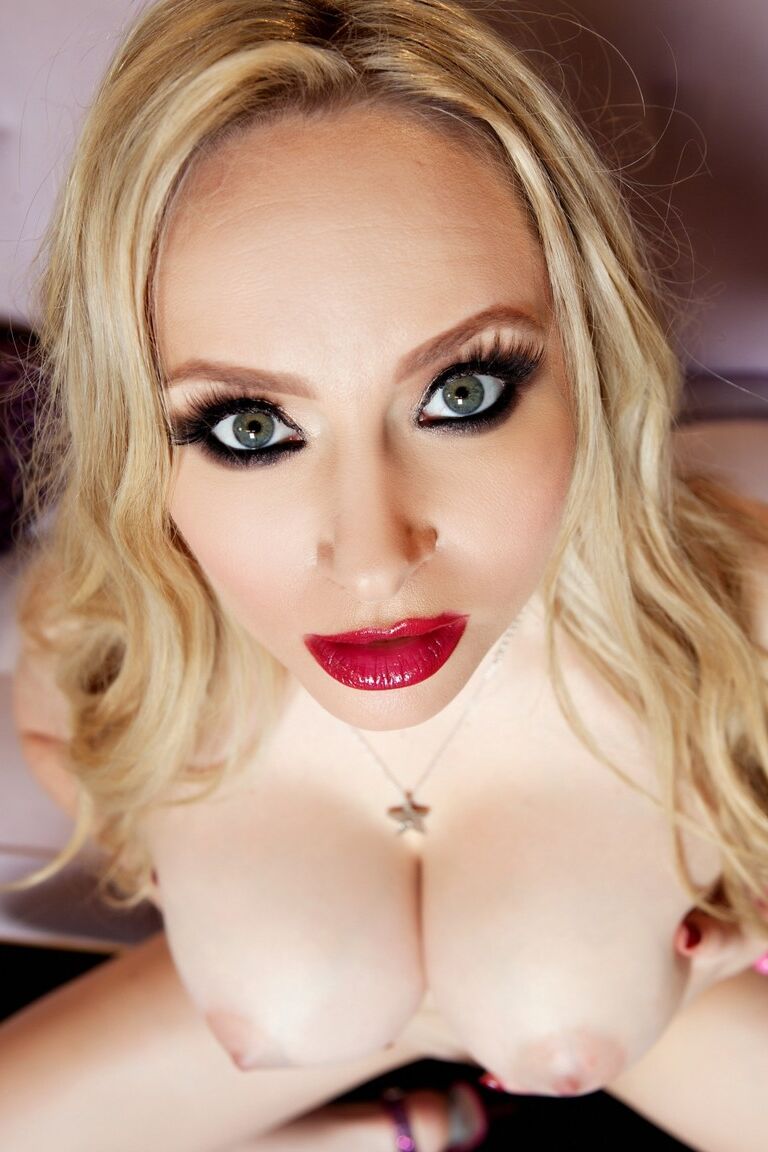 21P La MILF blonde Aiden Starr révèle ses énormes juggs et se doigte