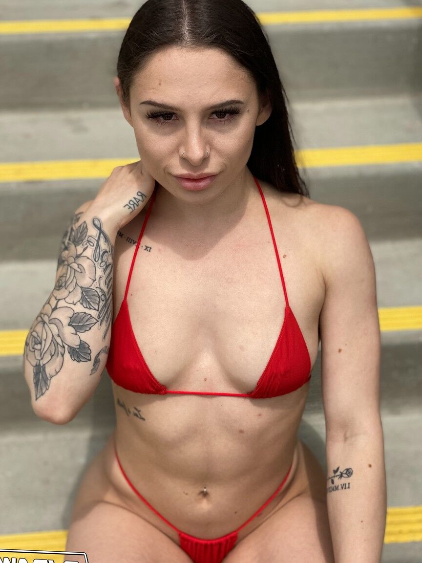 21P Das sinnliche, zierliche Babe Mia Moore zeigt ihren tollen Arsch und lässt sich ins Gesicht ficken