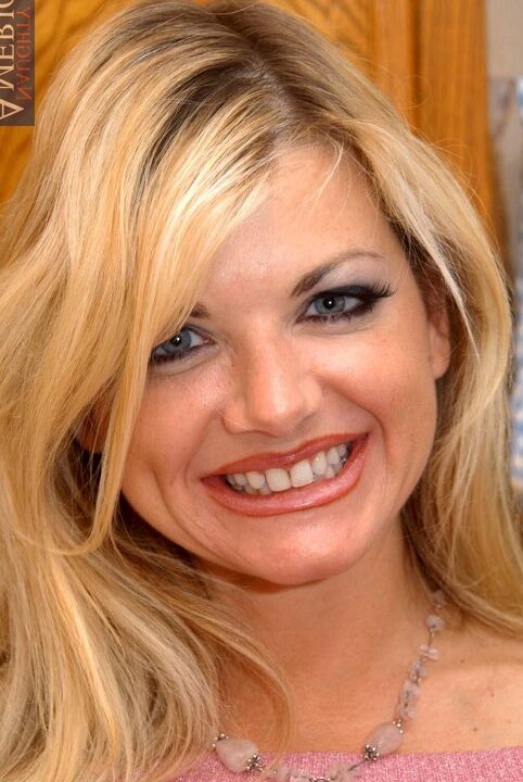 16P Vicky Vette, maman frappante aux seins incroyables, baise dans la cuisine