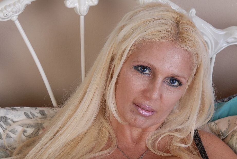 16P Mulher mais velha Kayla Kupcakes espalhando bem sua vagina raspada e envelhecida