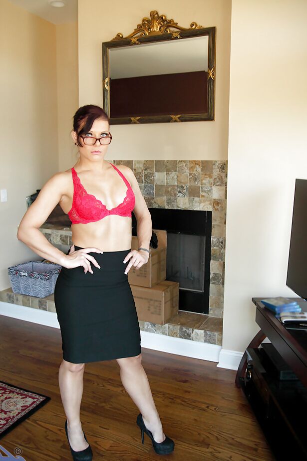 16P MILF caliente con gafas Holly Coxxx desnudándose y jugando con un vibrador