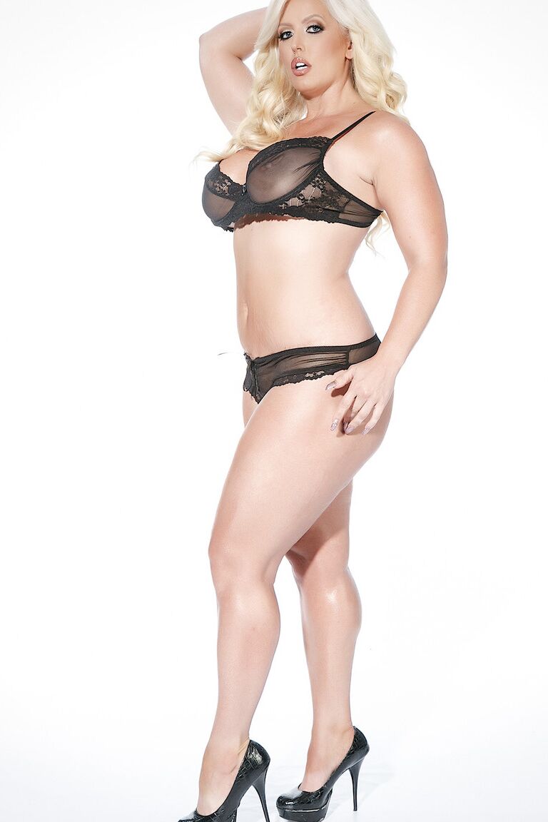 21P La MILF tetona Alura Jenson se quita la lencería caliente para mostrar sus sensuales curvas