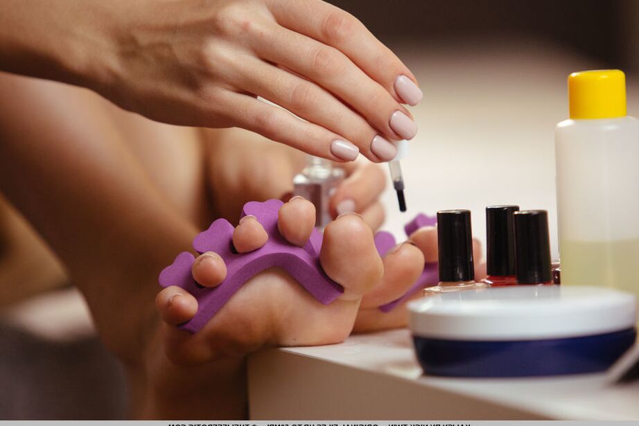 16P La jolie fille Kalisy se fait les ongles des pieds avant un concert de mannequin nue sur son lit
