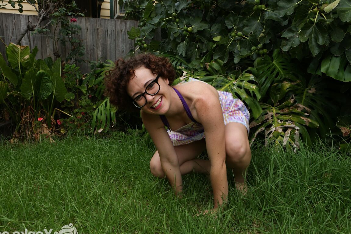 15P La chica geek Rosie usa gafas para su debut desnuda en el jardín trasero