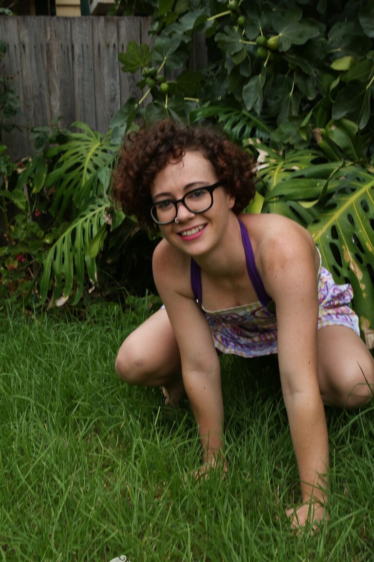 15P La chica geek Rosie usa gafas para su debut desnuda en el jardín trasero