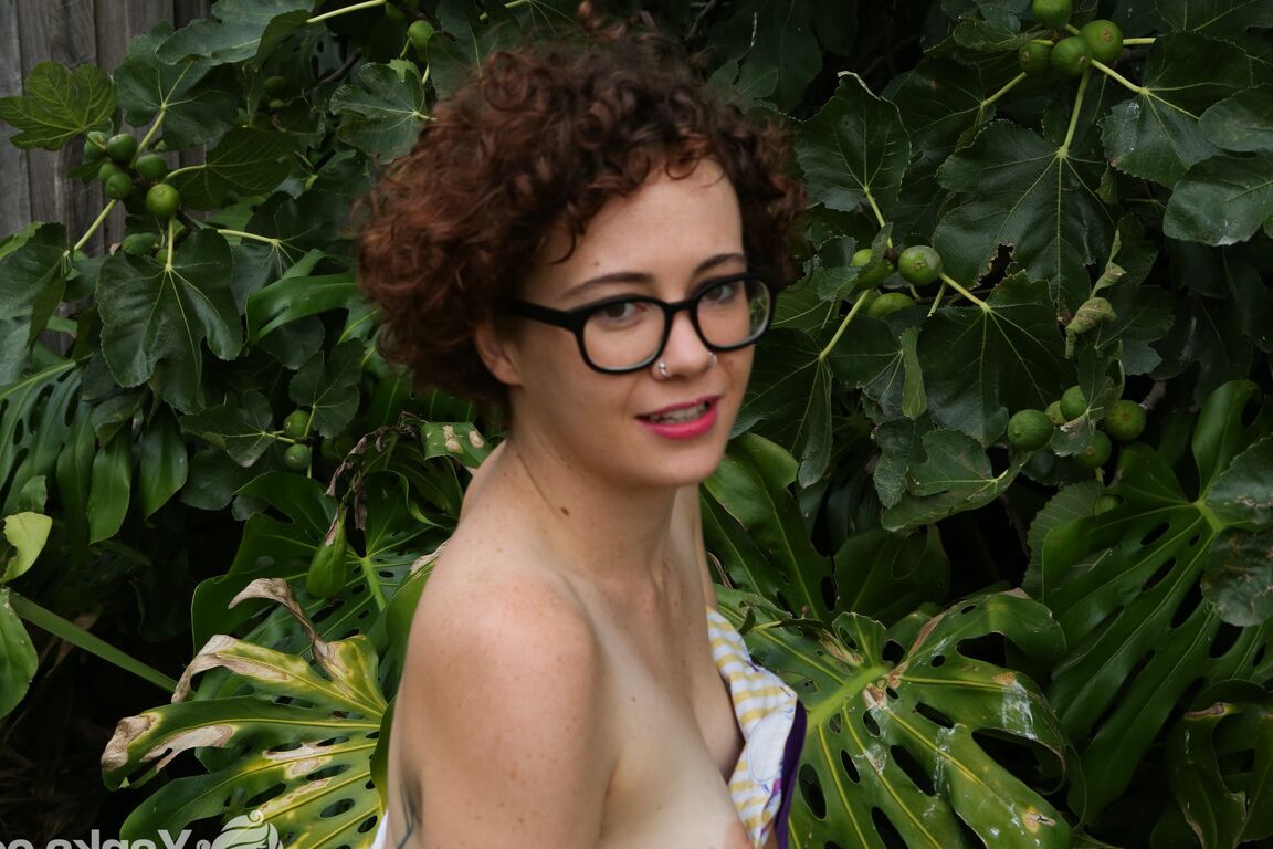 15P La chica geek Rosie usa gafas para su debut desnuda en el jardín trasero