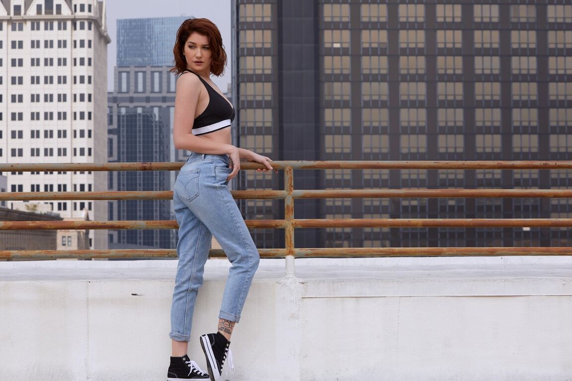 La chica americana 10P con tetas falsas Skye Blue se quita los jeans y los hace alarde