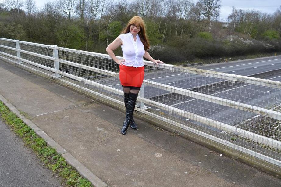 17P Amateur woman Barby Slut confidently exposes herself while out in public