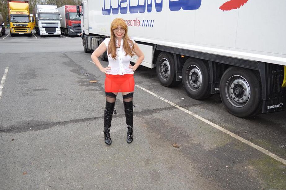 17P Amateur woman Barby Slut confidently exposes herself while out in public