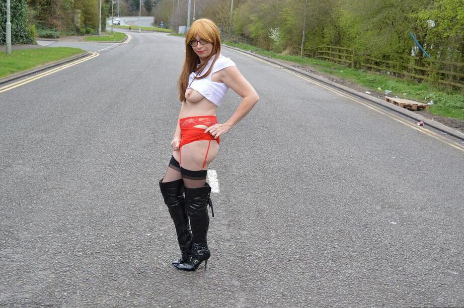 17P Amateur woman Barby Slut confidently exposes herself while out in public