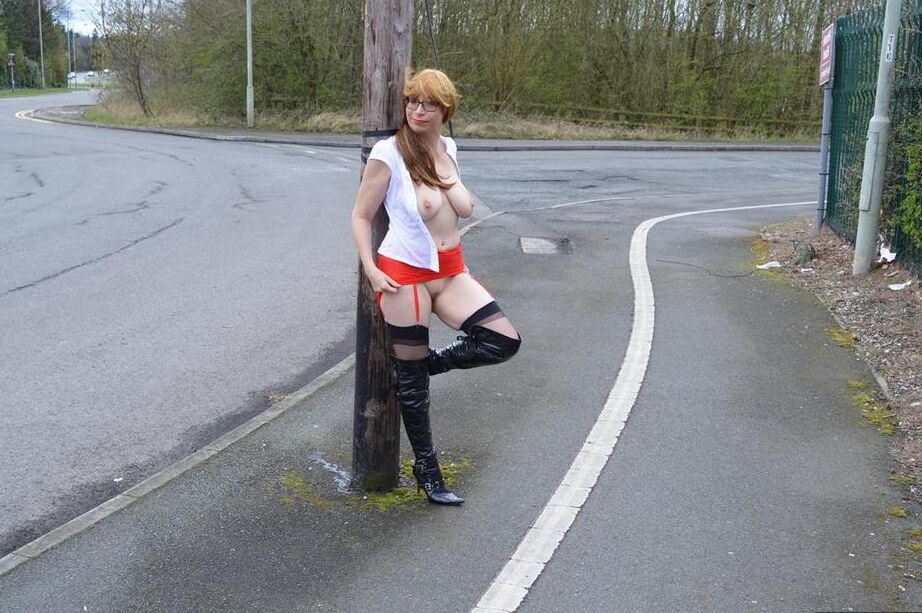 17P Amateur woman Barby Slut confidently exposes herself while out in public