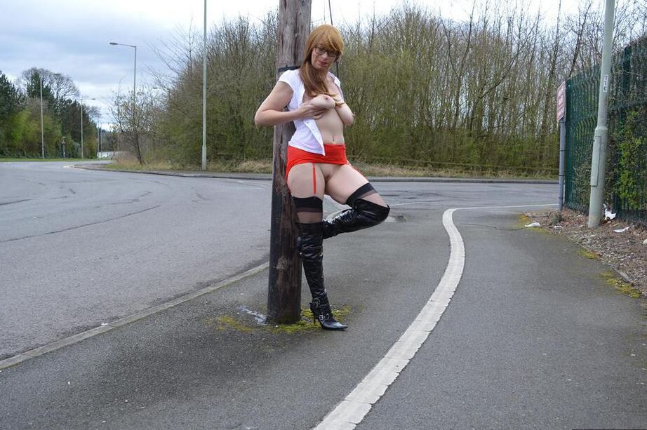 17P Amateur woman Barby Slut confidently exposes herself while out in public
