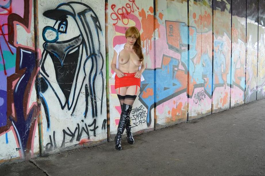 17P Amateur woman Barby Slut confidently exposes herself while out in public