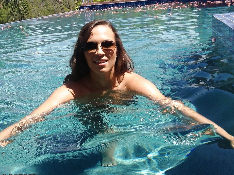 16P A amadora safada Lily Love dá uma chupada e trabalha pelos peitos na beira da piscina