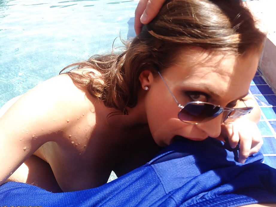 16P A amadora safada Lily Love dá uma chupada e trabalha pelos peitos na beira da piscina