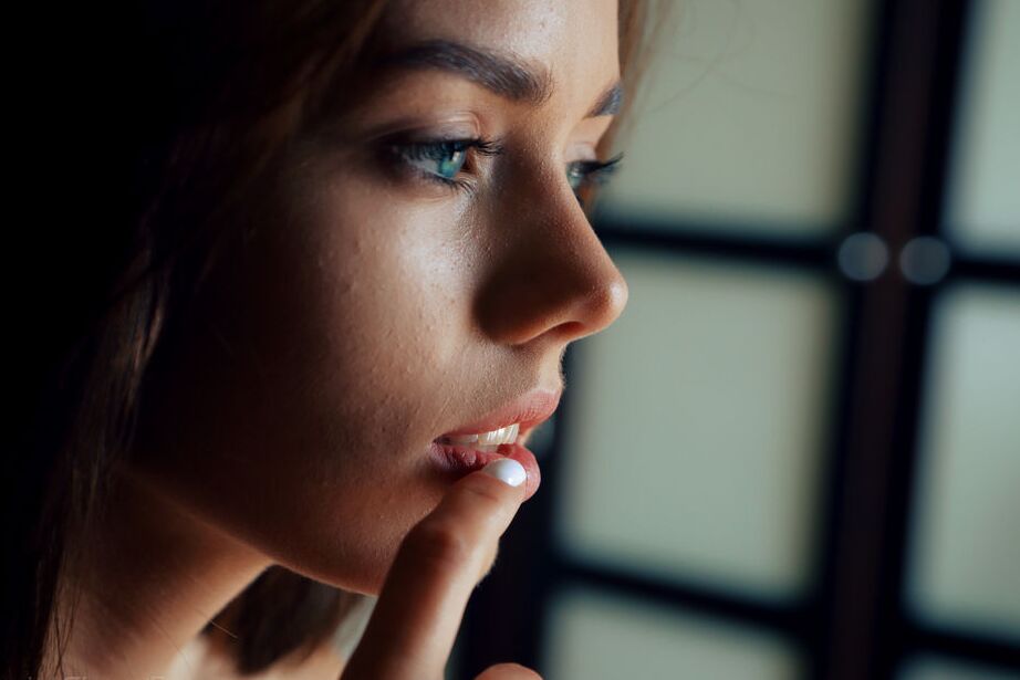 16P Junge Brünette mit stechenden Augen Models völlig nackt in ihrem Schlafzimmer