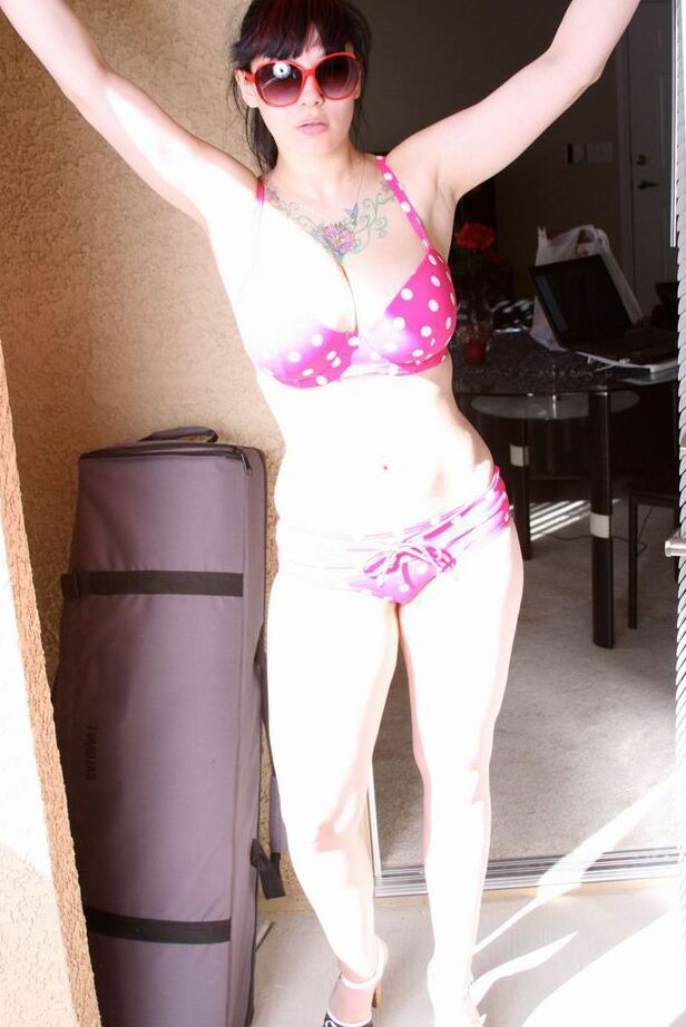 20P La amateur tatuada Susy Rocks libera sus grandes tetas de un sujetador de lunares