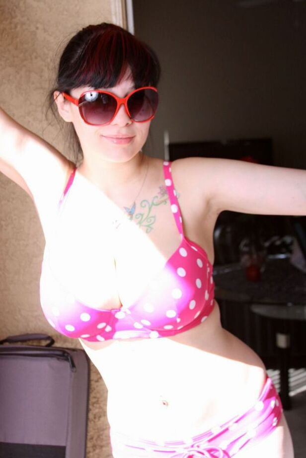 20P La amateur tatuada Susy Rocks libera sus grandes tetas de un sujetador de lunares