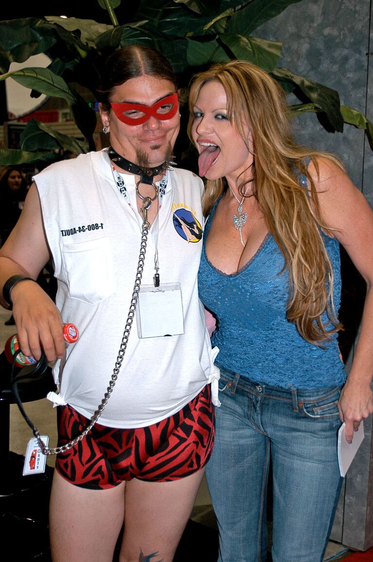 17P A estrela pornográfica massivamente peituda Kelly Madison posa com amigos