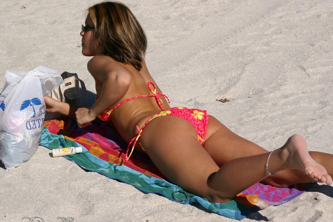 12P Karen, adolescente solo, relaxa na praia de biquíni e óculos escuros