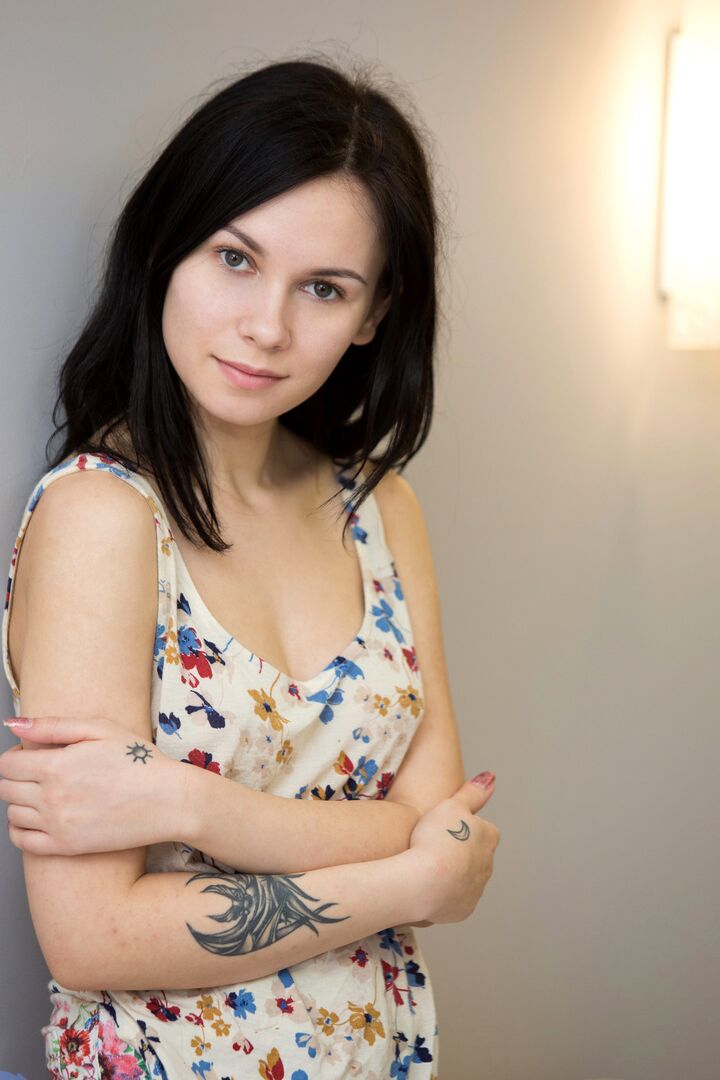 16P Die schöne Teenagerin Alla B reibt sich die Muschi, nachdem sie völlig nackt auf einem Bett liegt