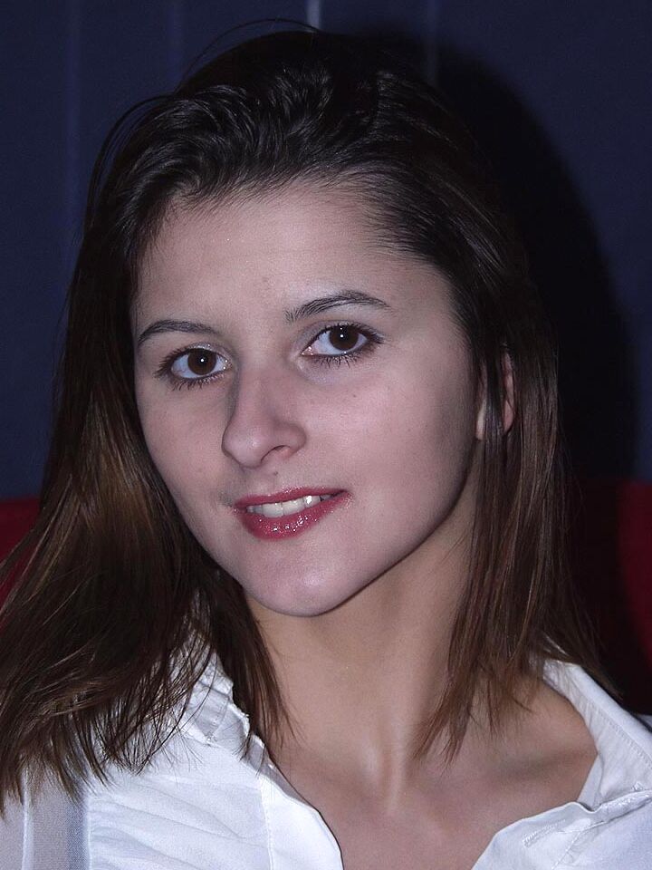 16P First timer Charisma disrobes and blows a kiss before parting her pussy lips