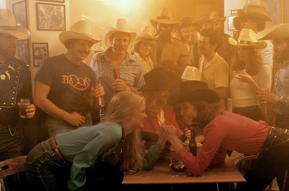 Les chaudasses 16P Cowgirl révèlent leurs gros seins parfaits dans diverses scènes chaudes