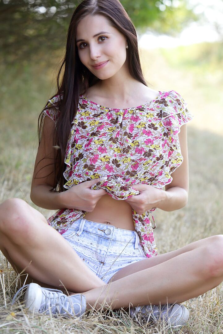 12P Modelo adolescente erótica desnudándose al aire libre para abrir su castor al aire libre