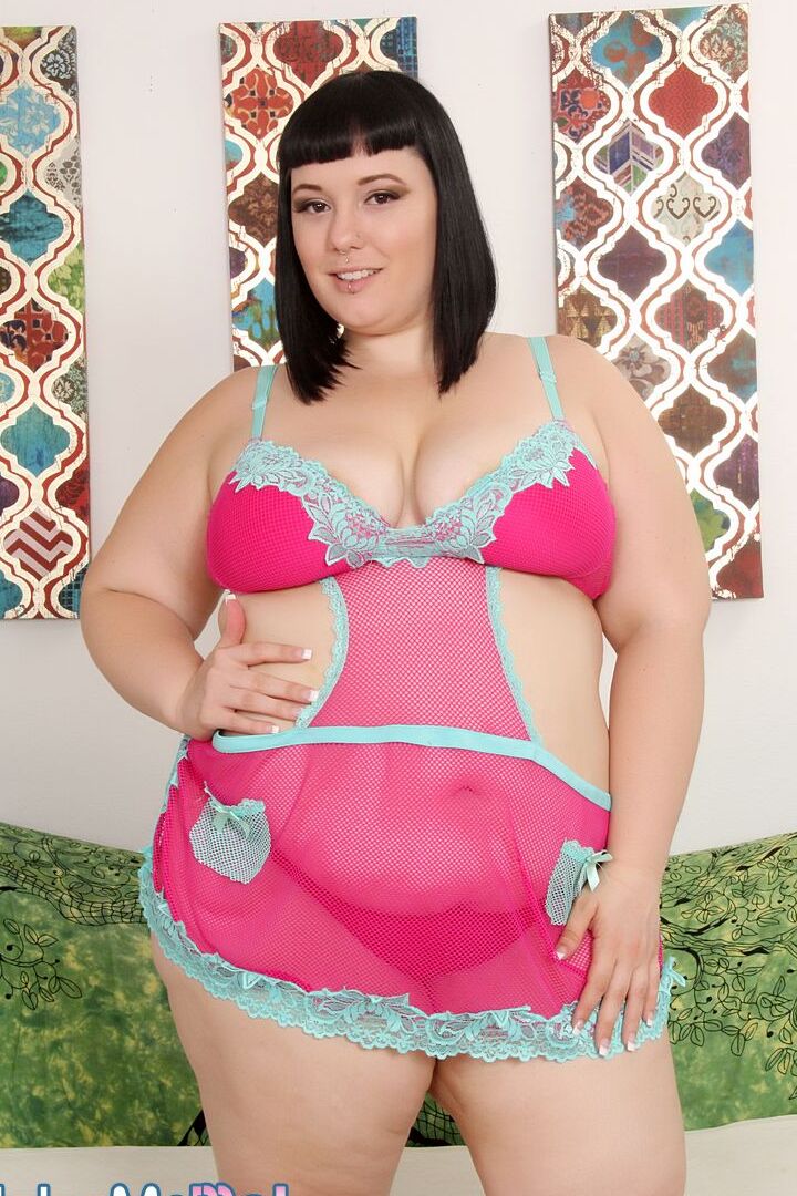 14P BBW Alexxxis Allure separa sua boceta com unhas bem cuidadas após a remoção da lingerie