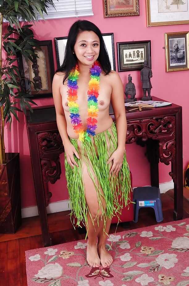 16P A morena madura Lucky demonstra seus peitos pequenos asiáticos perfeitos