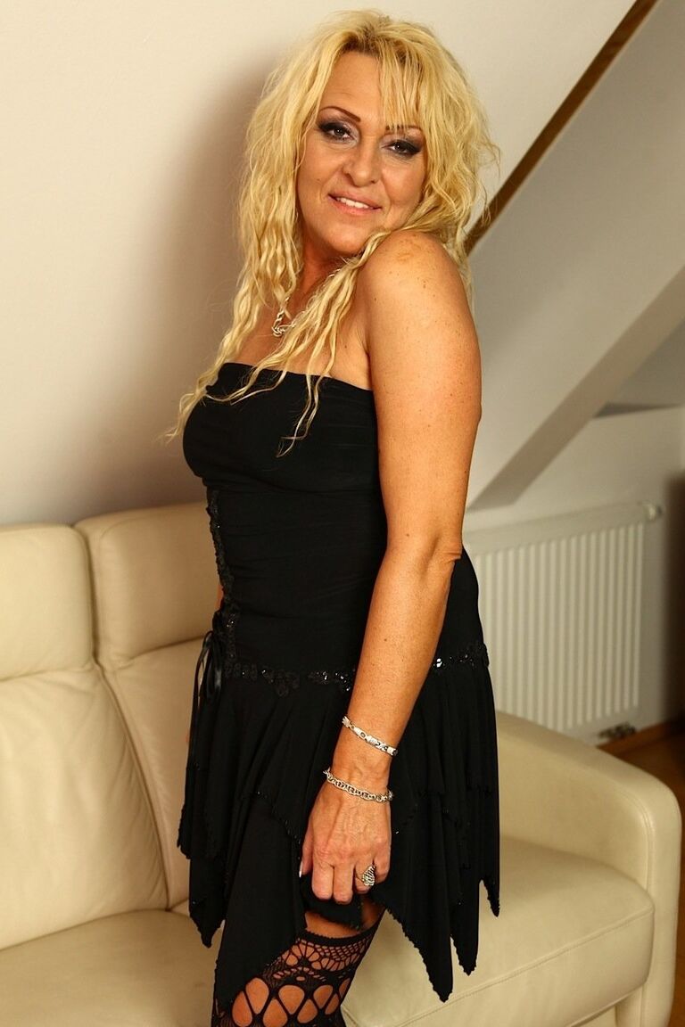 18P La rubia mayor Andrea mete un par de dedos en su chocho en medias de nailon sexys