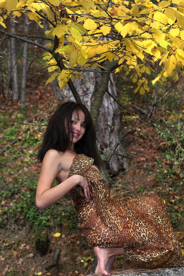 16P Beata, garota sozinha de cabelos escuros, tira o vestido para fazer poses nuas na floresta