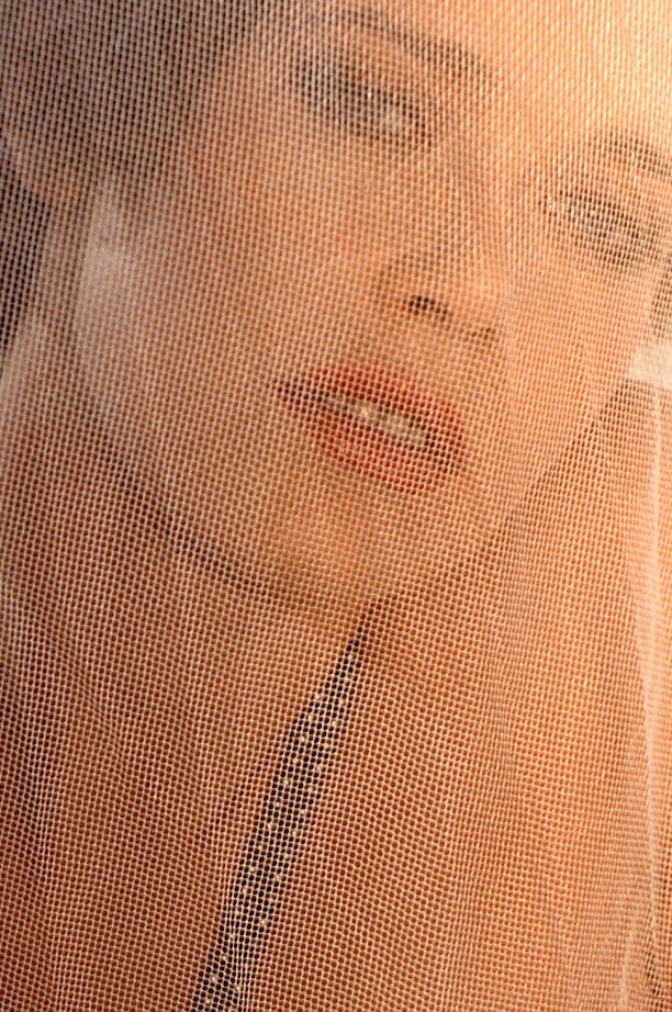 14P La modelo madura Sylvia Kristel muestra sus tetas naturales y sus pezones duros