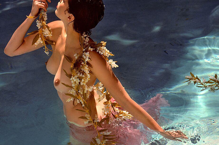 14P La modelo madura Sylvia Kristel muestra sus tetas naturales y sus pezones duros