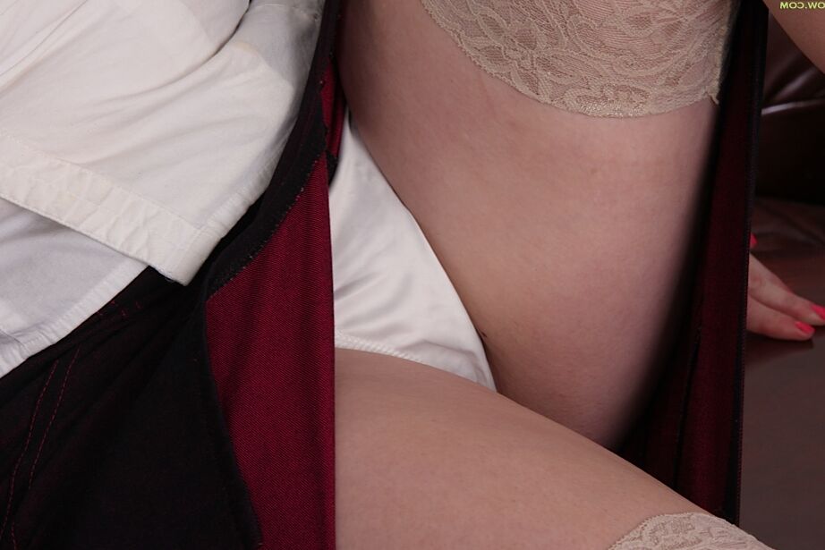 16P La chica mayor Lexi Moore se quita todo excepto sus medias sexys