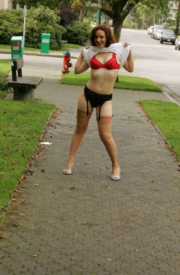 12P Lusty madura gata de salto alto exibindo sua lingerie ao ar livre